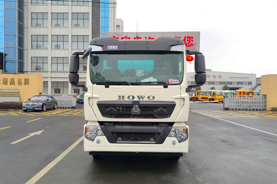 重汽豪沃18吨干湿两用吸尘车