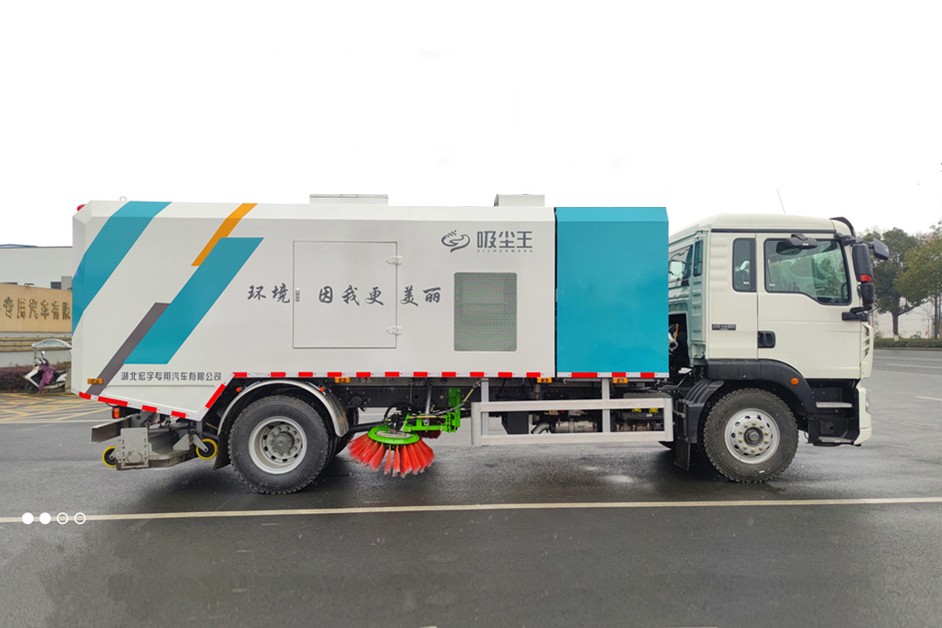 重汽豪沃18吨干湿两用吸尘车右侧